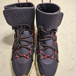 Size 11 under armor hiking boot converts to shoe